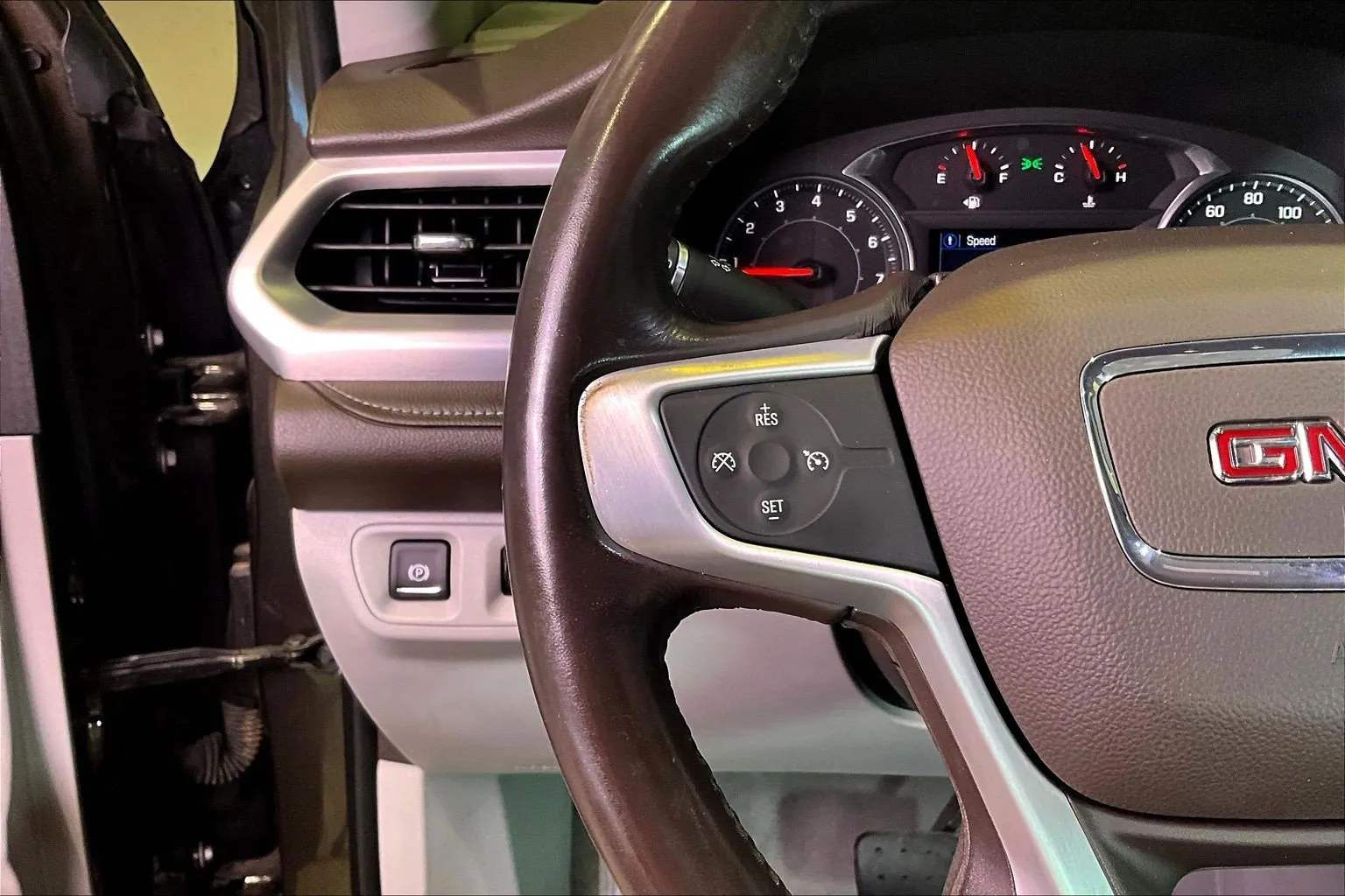 GMC Acadia photo 12