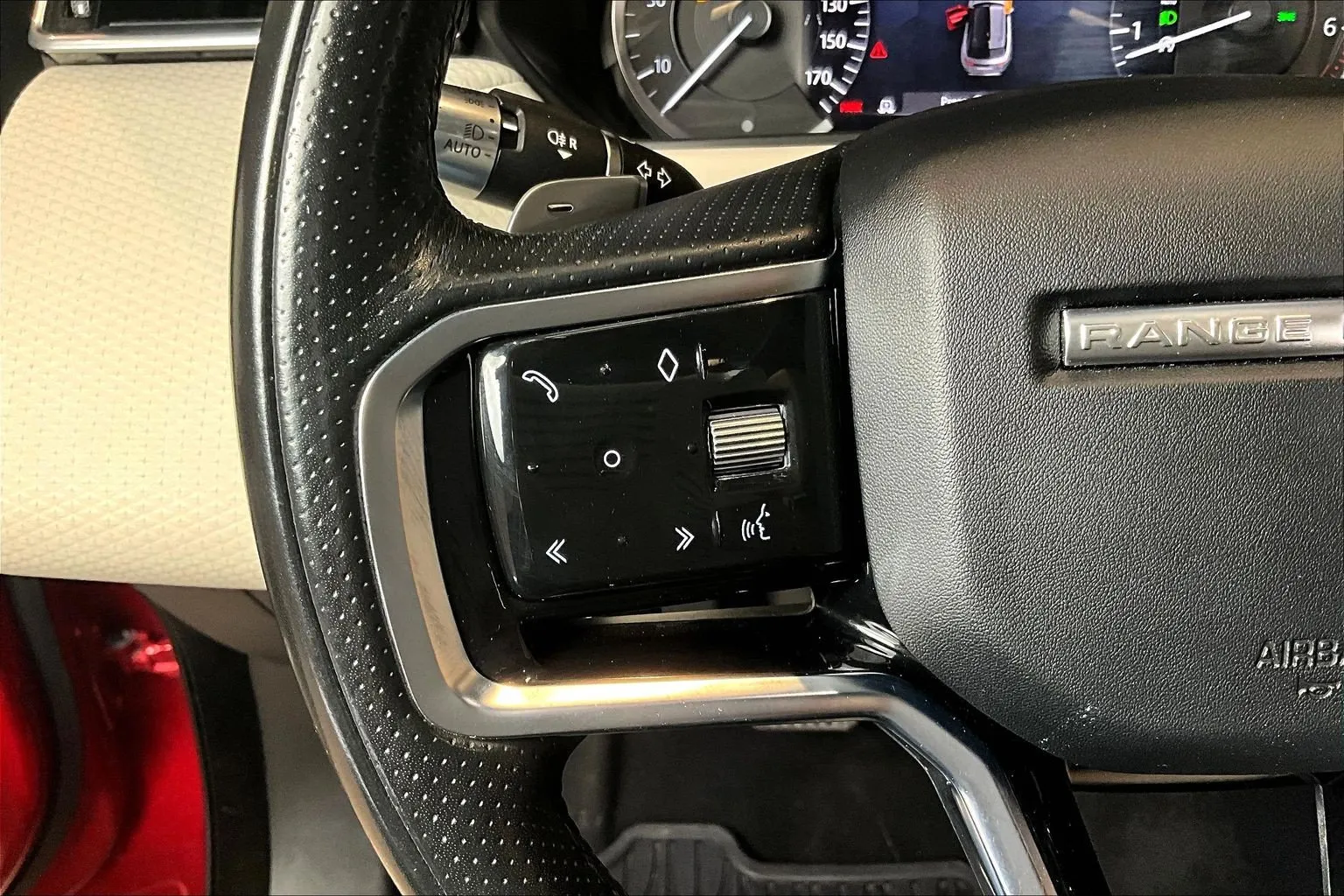 Land Rover Range Rover Velar photo 12