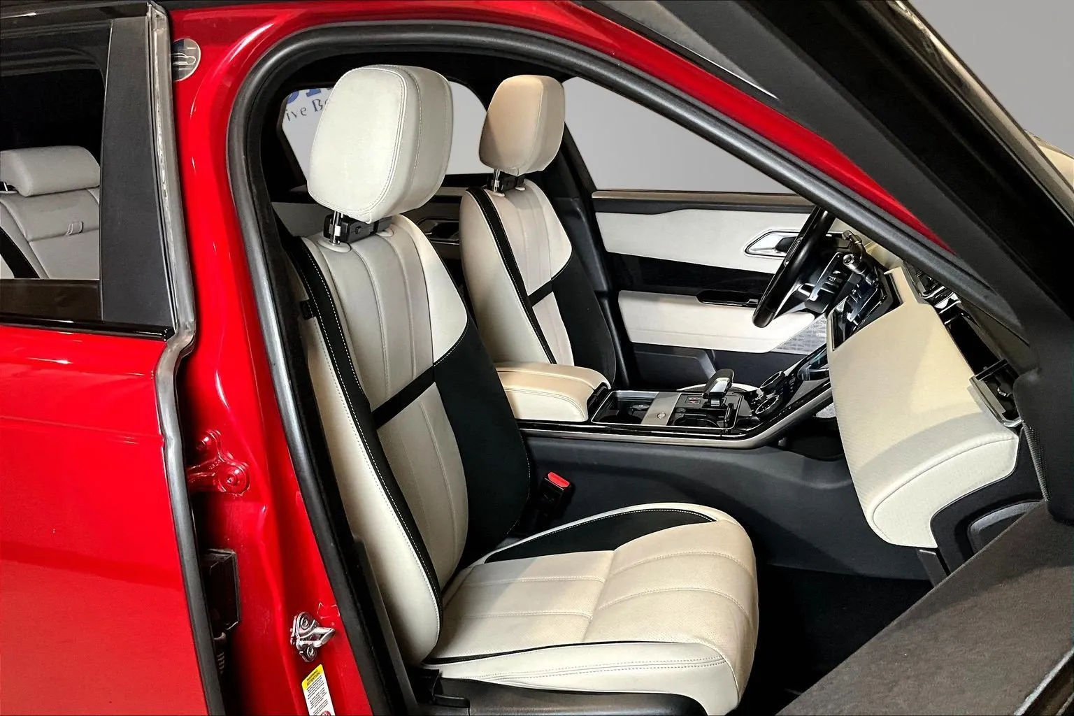 Land Rover Range Rover Velar photo 29