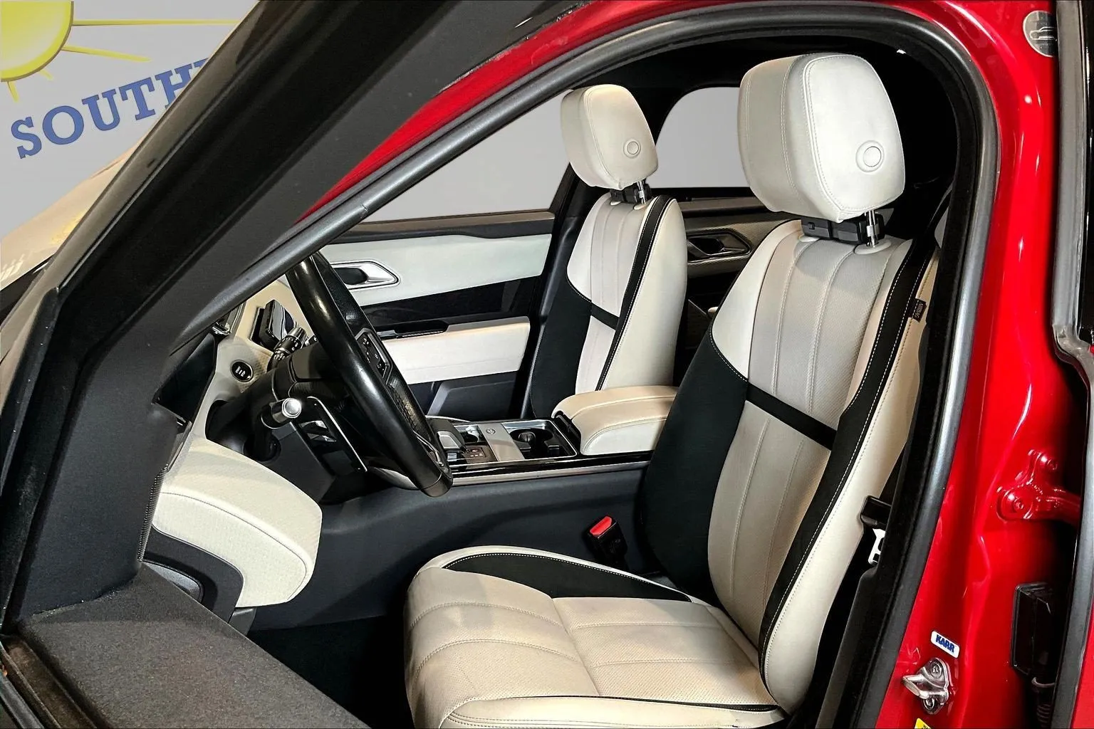 Land Rover Range Rover Velar photo 21