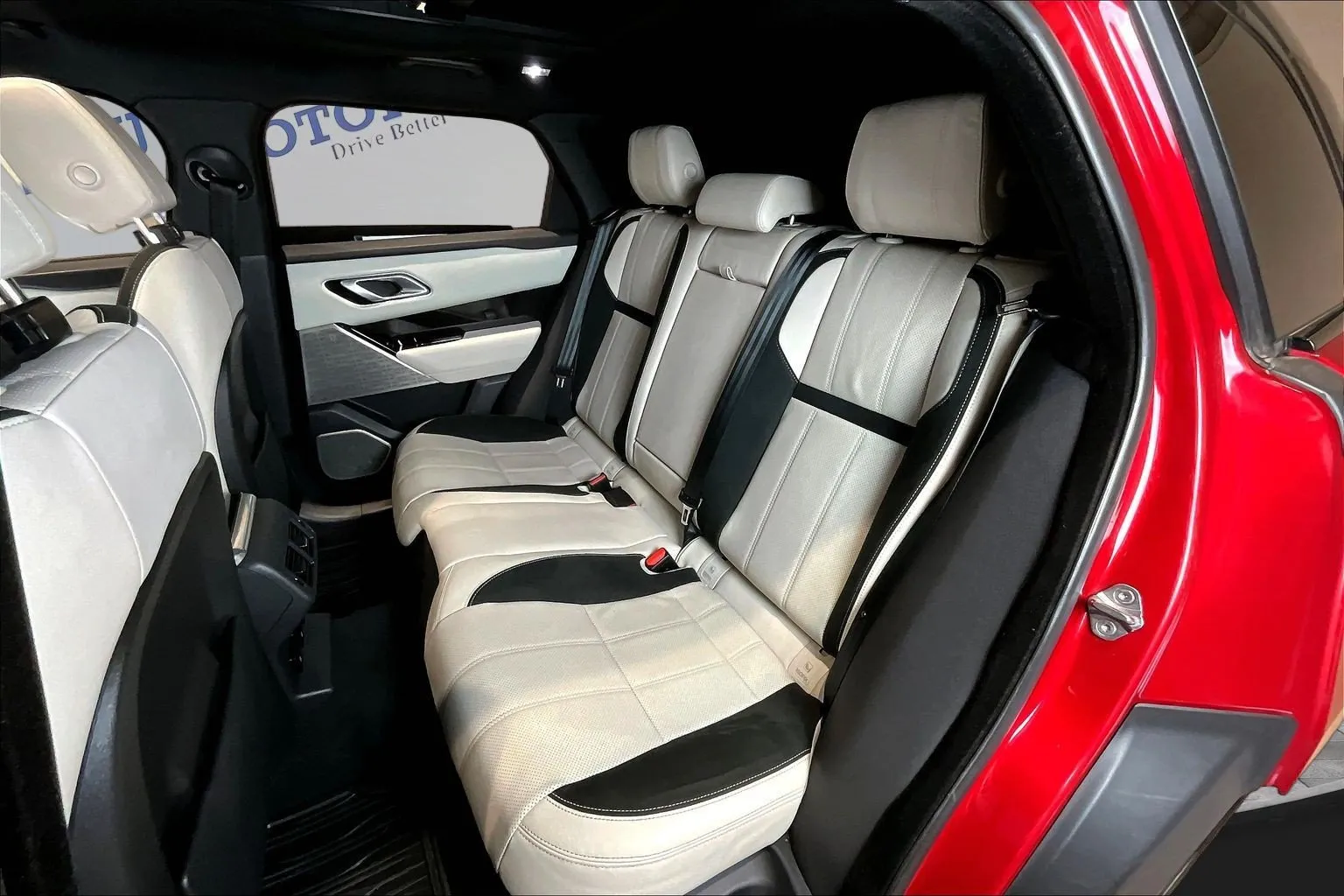 Land Rover Range Rover Velar photo 22
