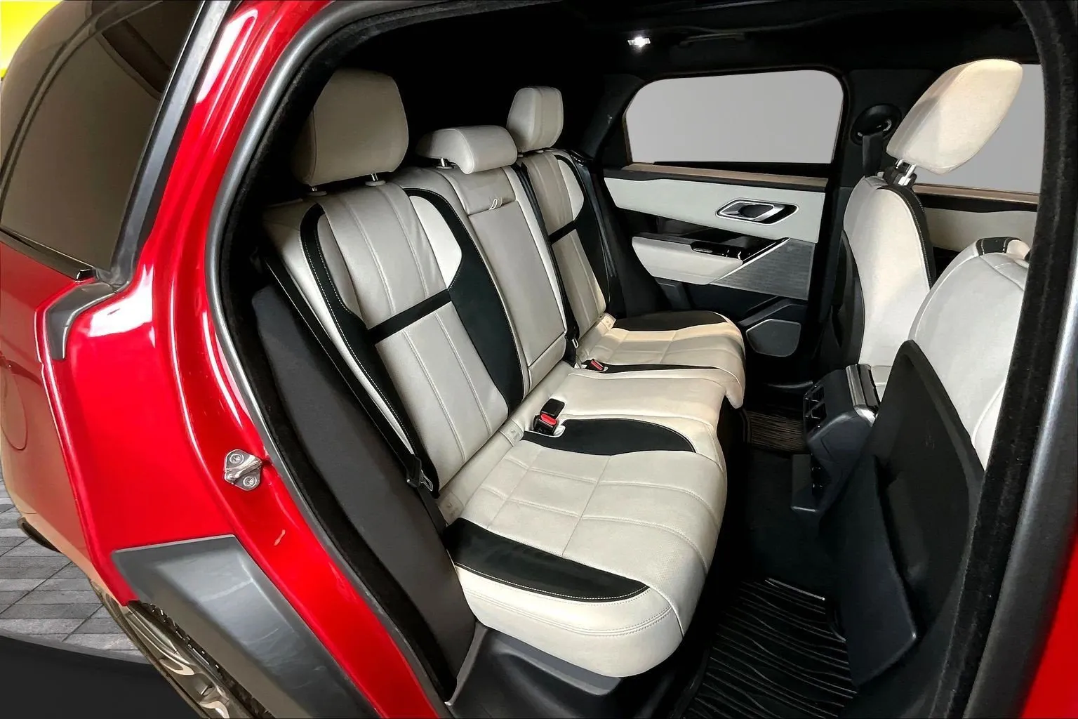 Land Rover Range Rover Velar photo 25