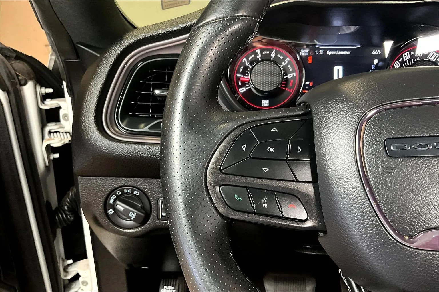 Dodge Challenger photo 12