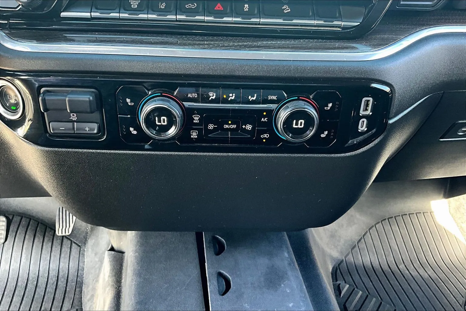 Chevrolet Silverado photo 17
