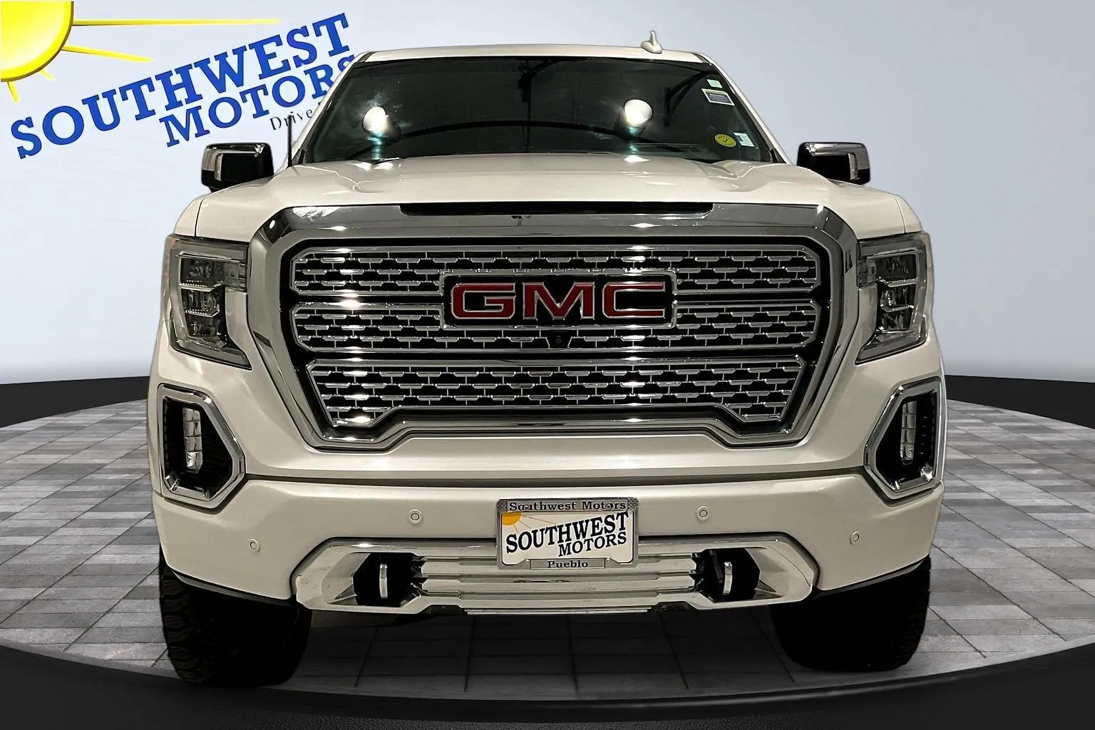 GMC Sierra photo 2