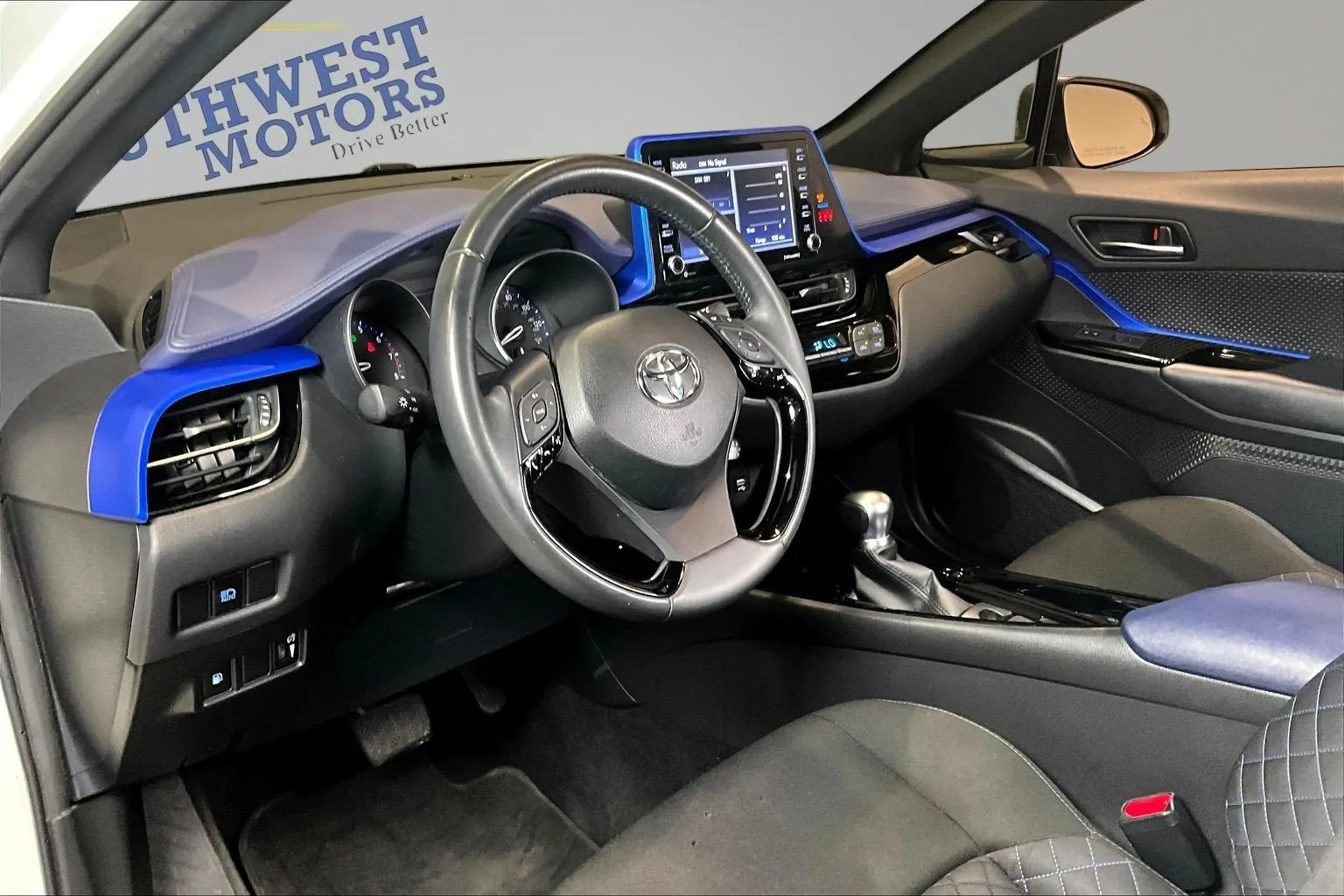 Toyota C-HR photo 17