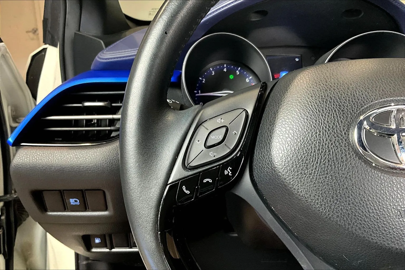 Toyota C-HR photo 12