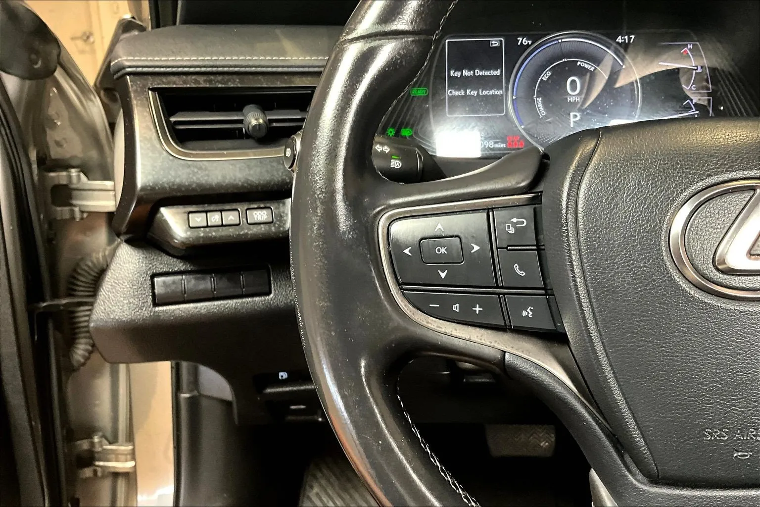 Lexus UX photo 12