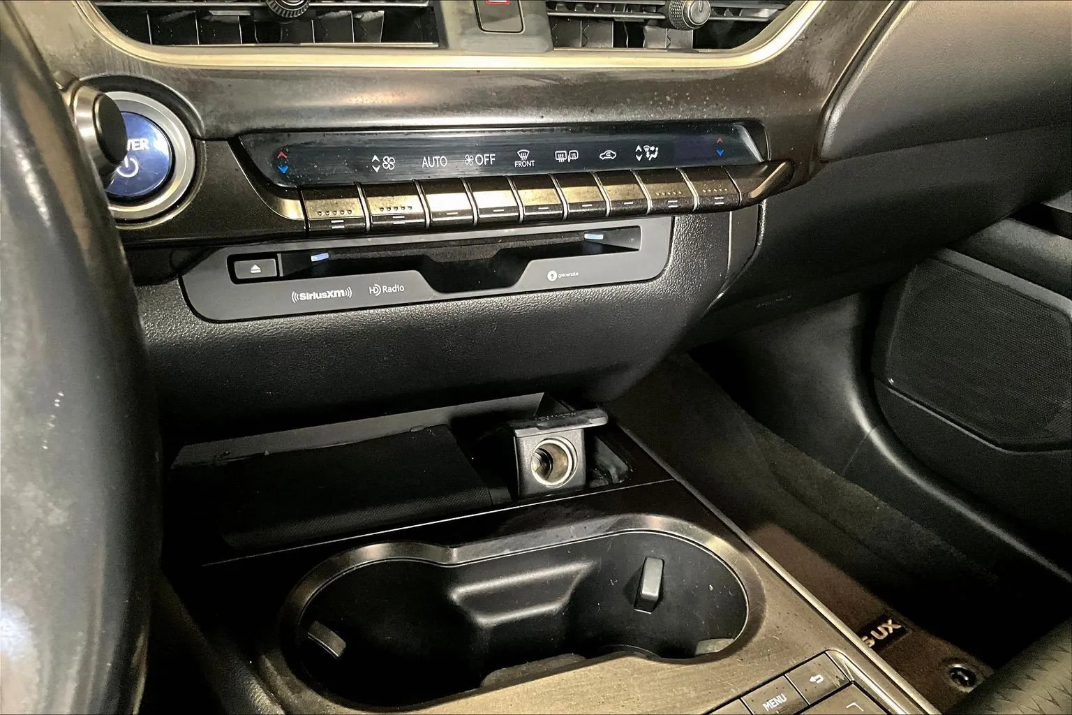 Lexus UX photo 16