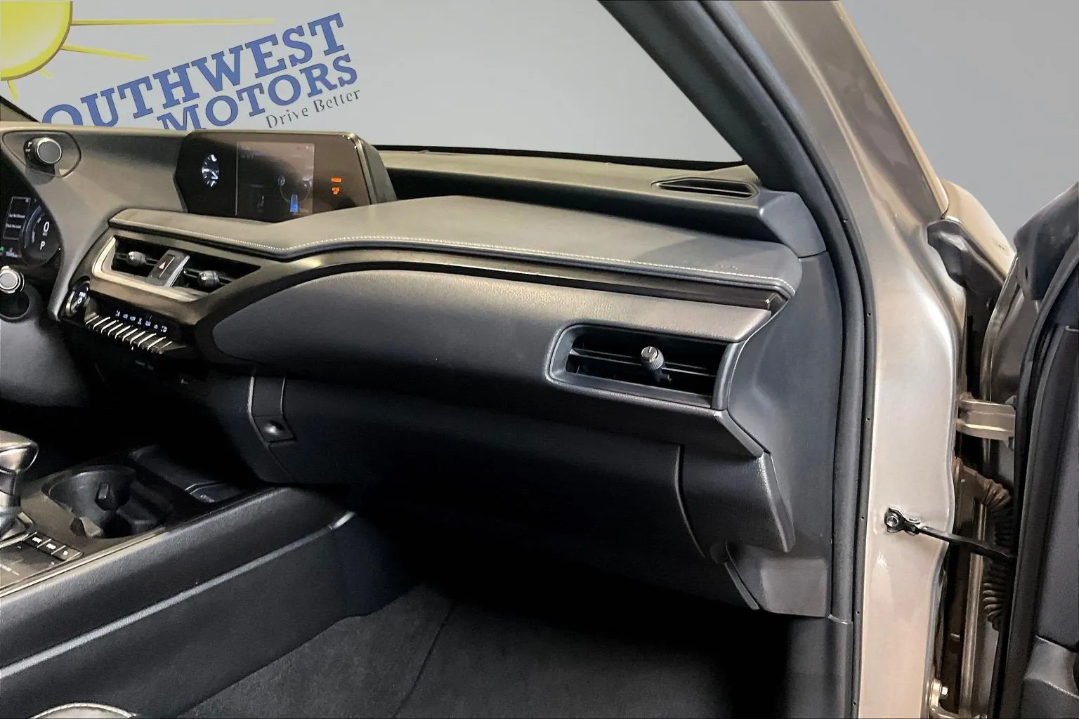Lexus UX photo 25