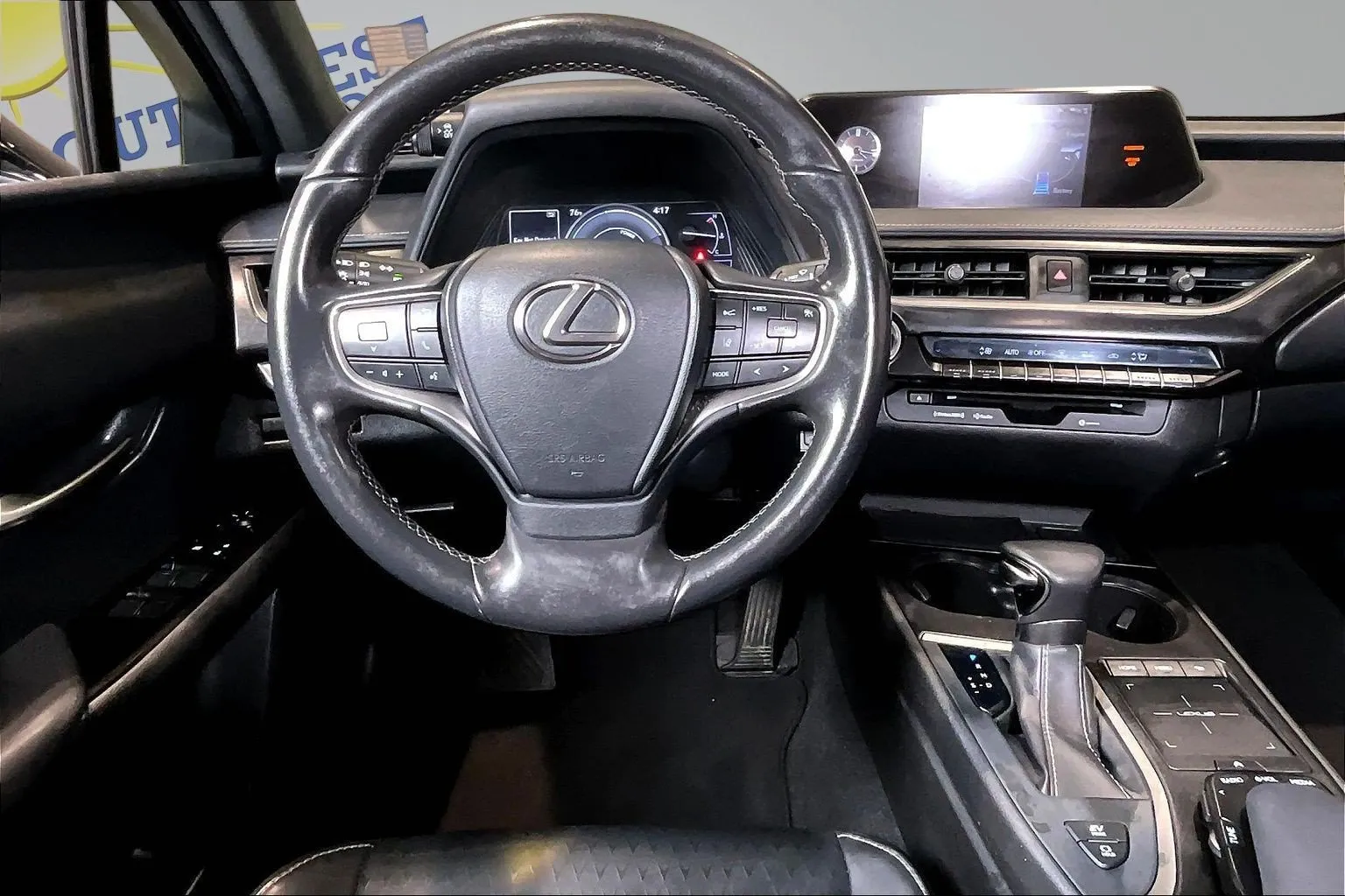 Lexus UX photo 9