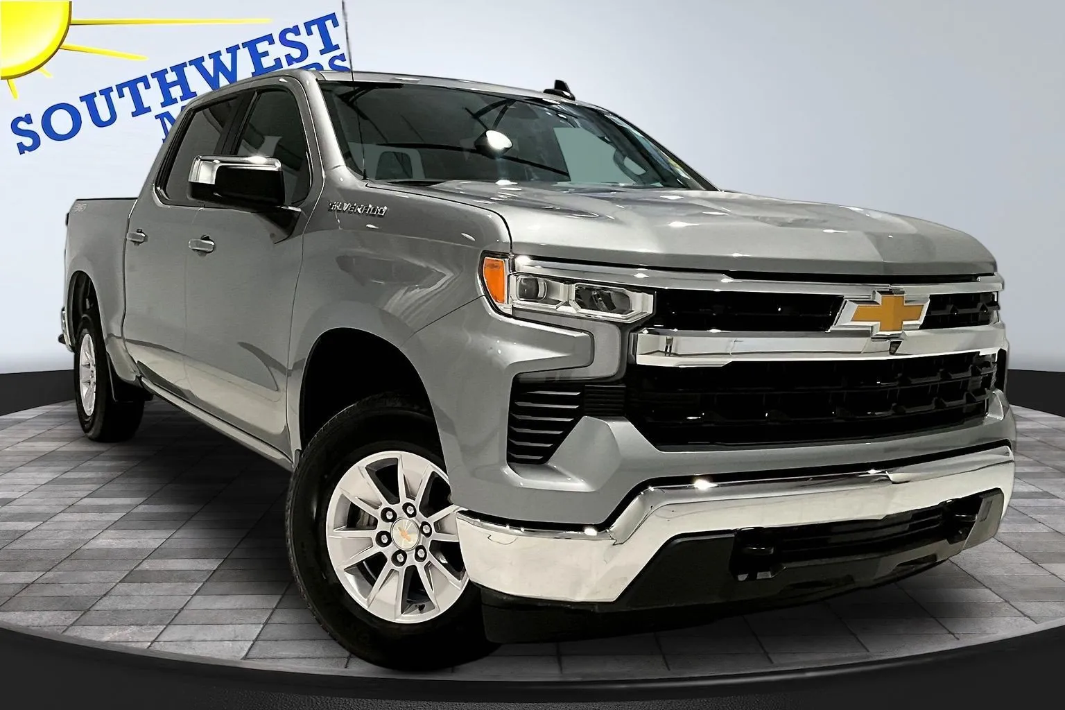 Chevrolet Silverado photo 3