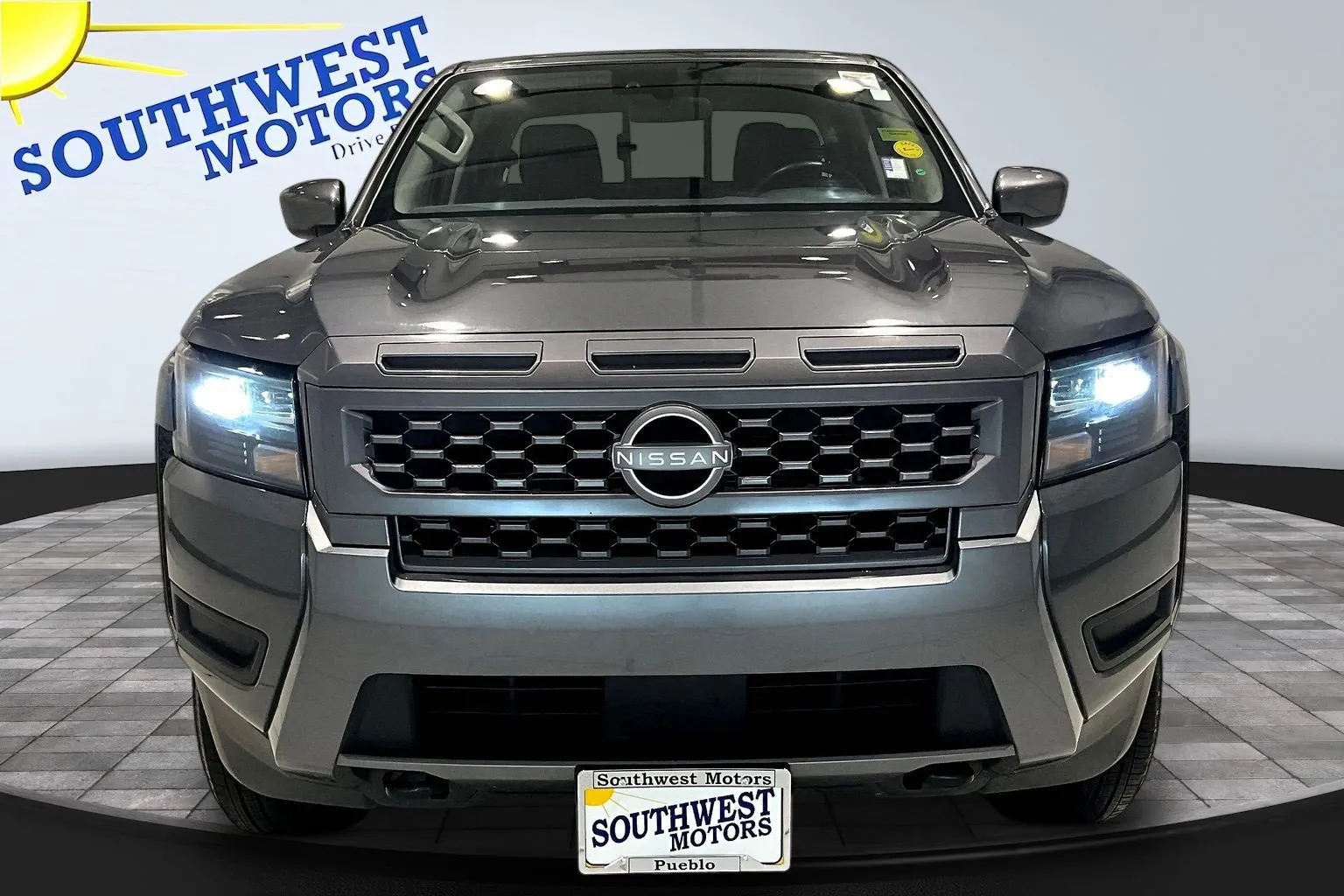 Nissan Frontier photo 2