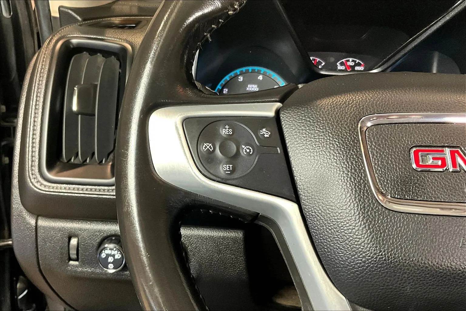 GMC Canyon photo 13