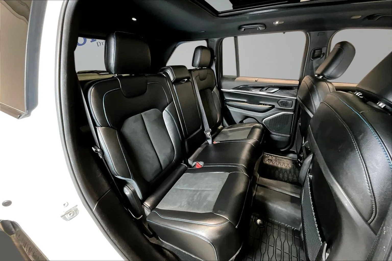 Jeep Grand Cherokee photo 26