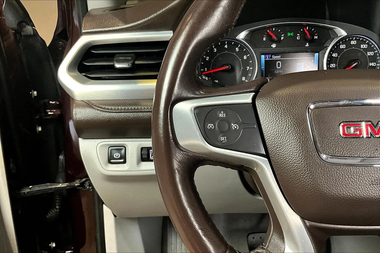 GMC Acadia photo 12