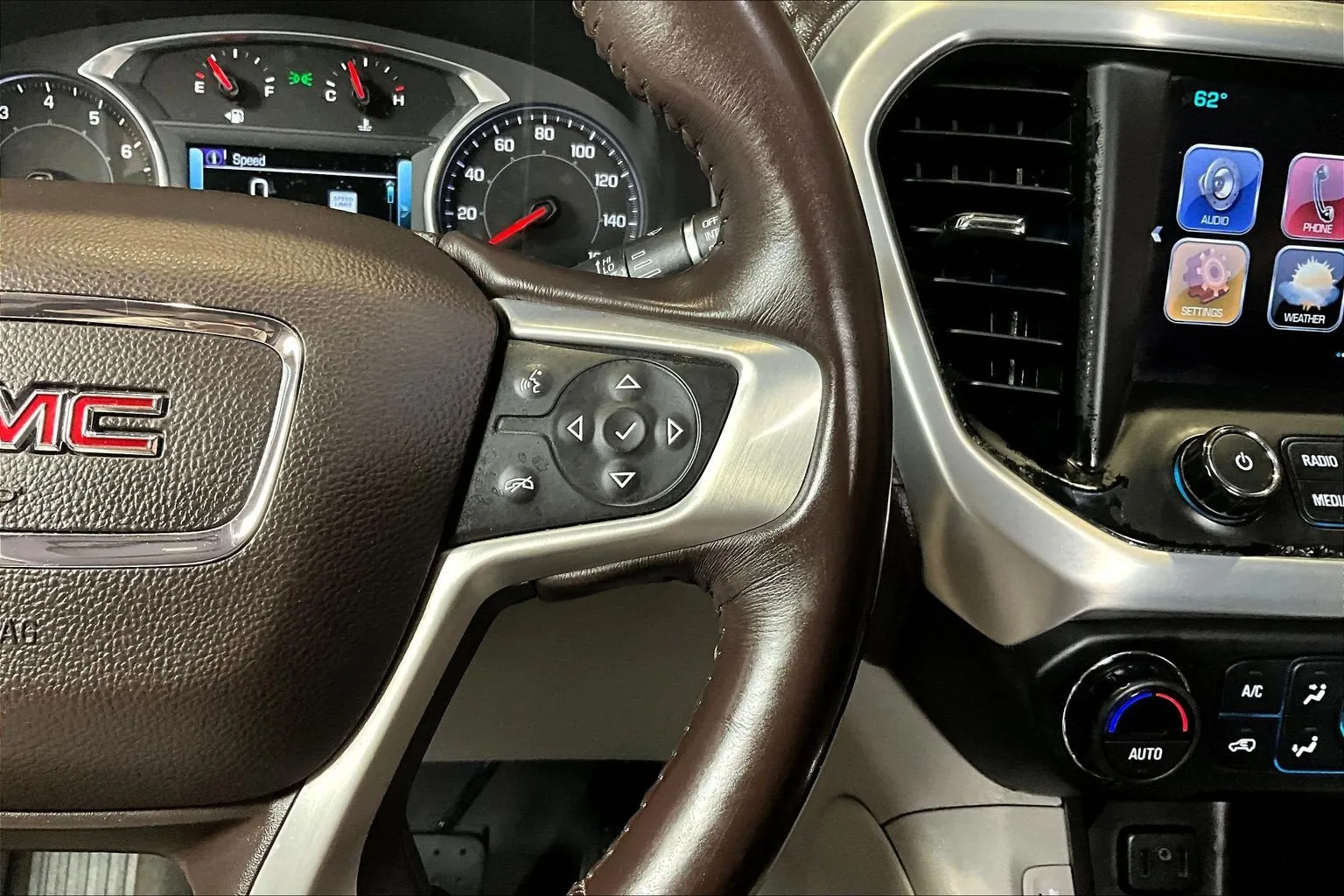 GMC Acadia photo 13