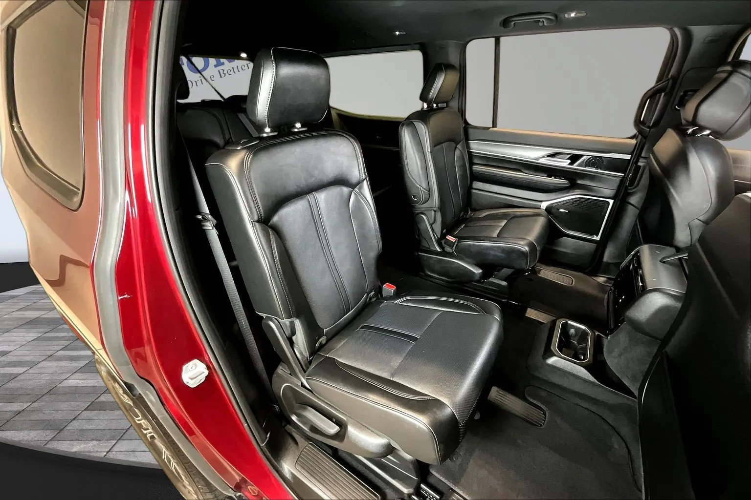 Jeep Wagoneer photo 24