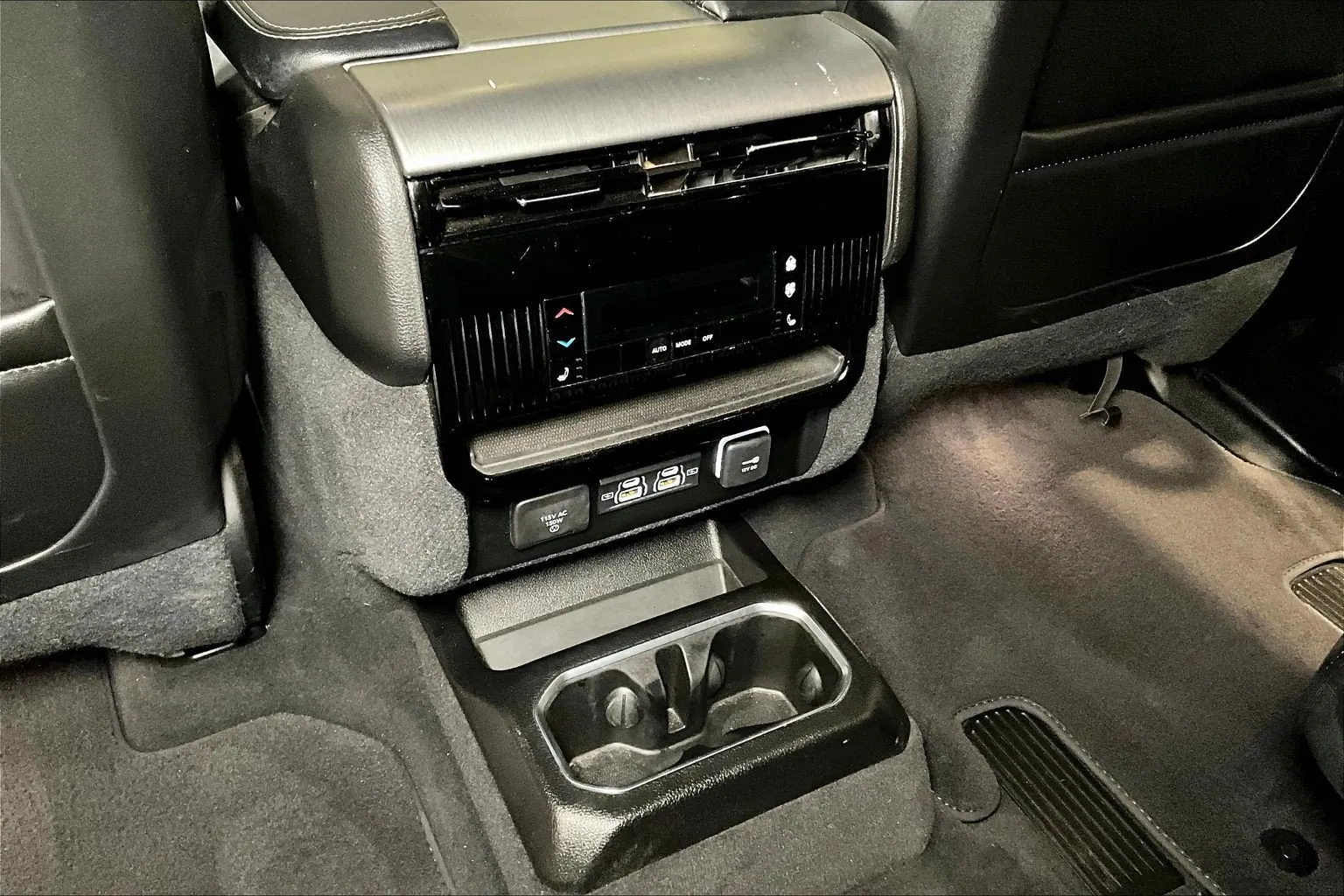 Jeep Wagoneer photo 11