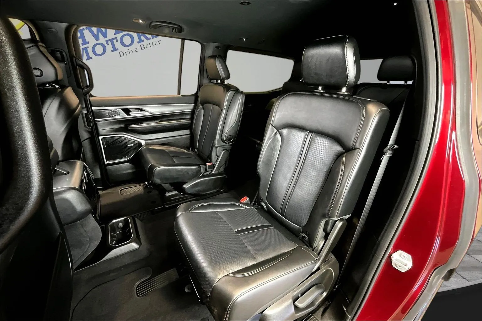 Jeep Wagoneer photo 22
