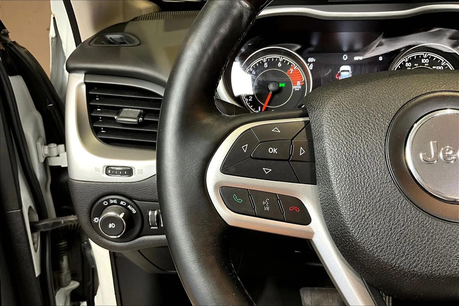 Jeep Cherokee photo 11