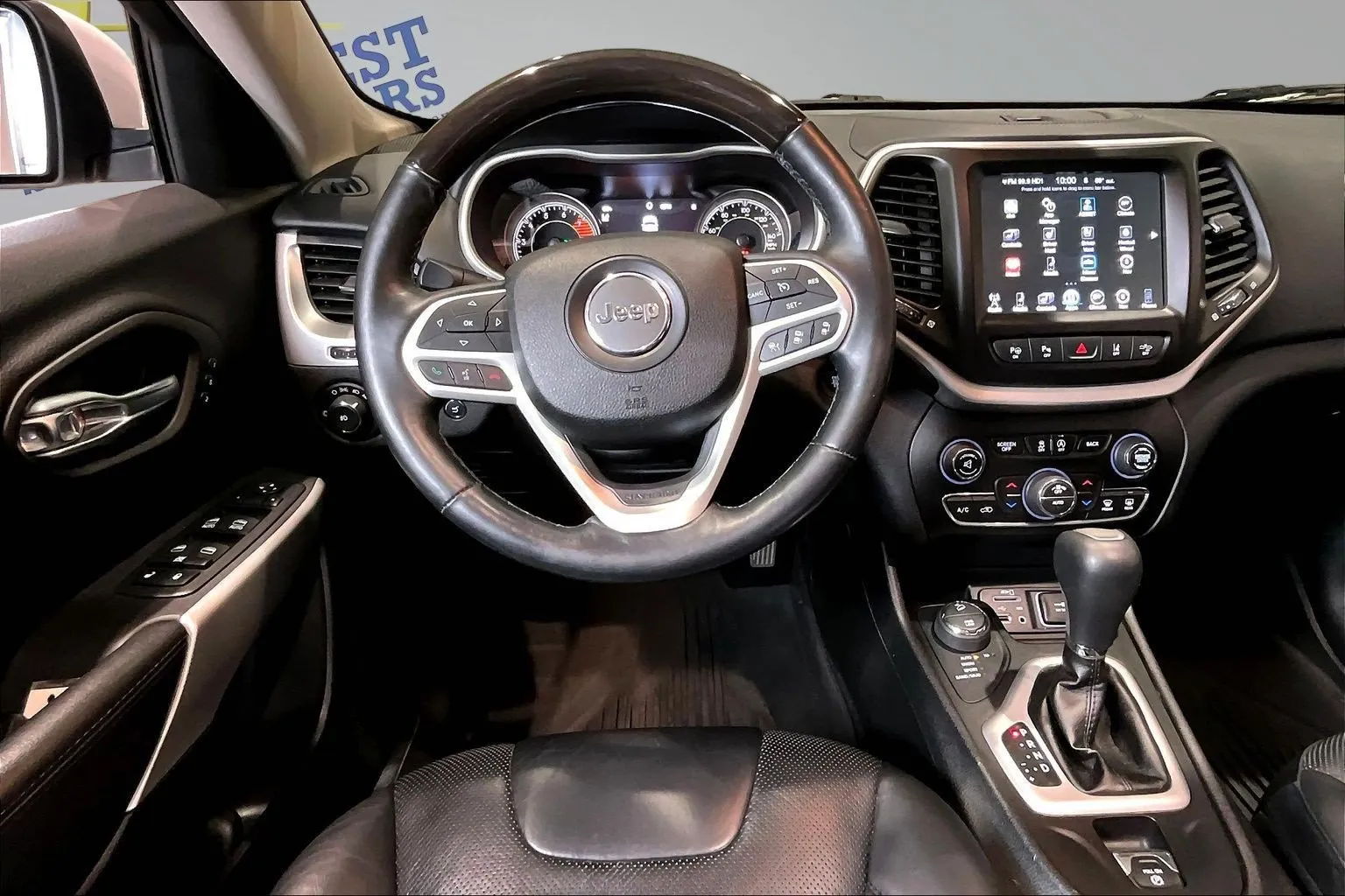 Jeep Cherokee photo 8