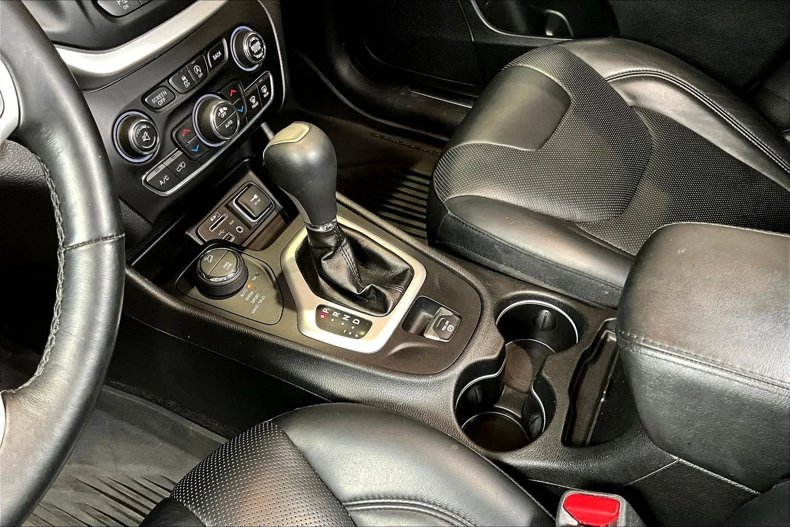 Jeep Cherokee photo 17