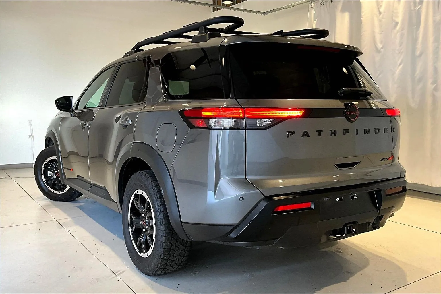 Nissan Pathfinder photo 3