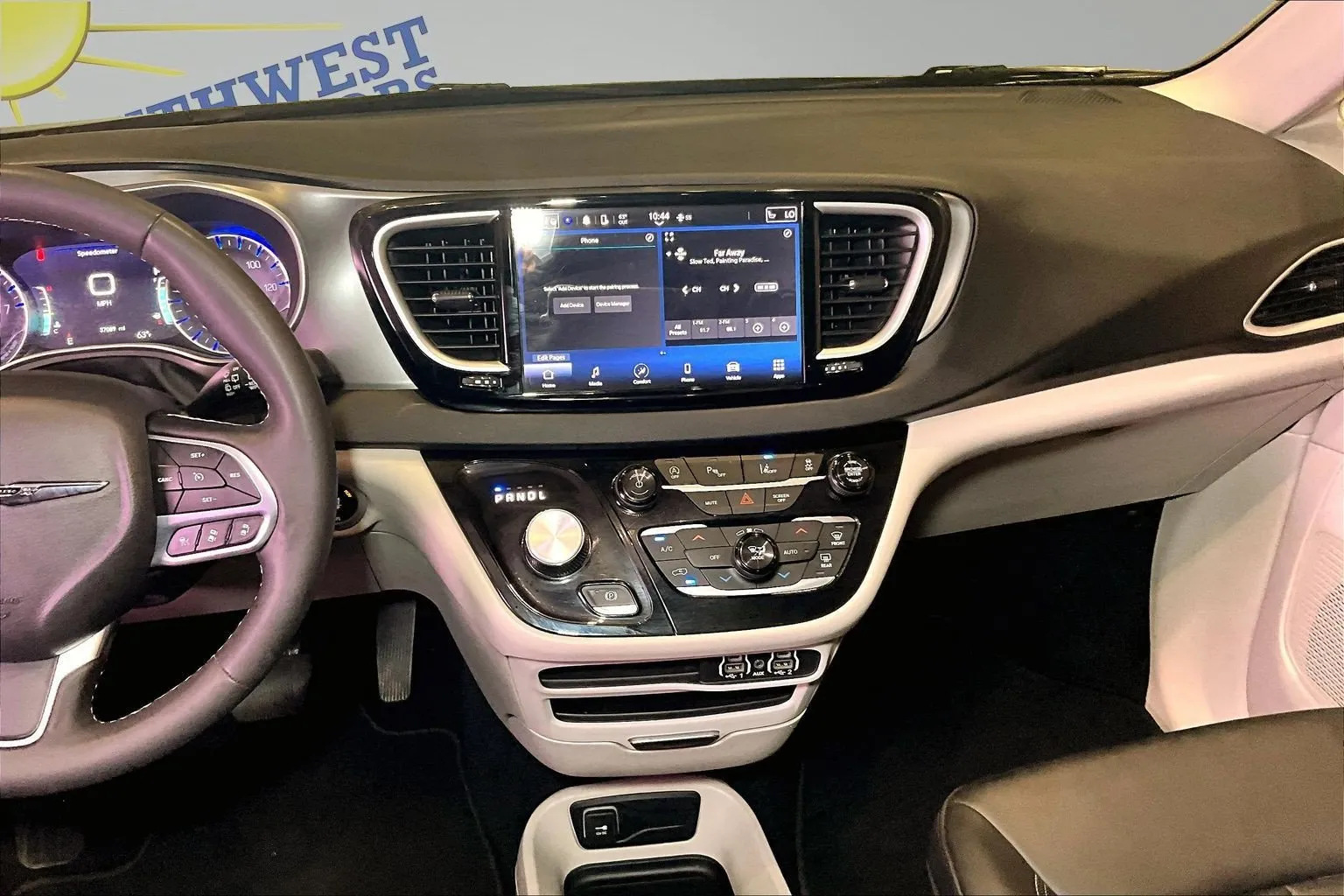 Chrysler Pacifica photo 10