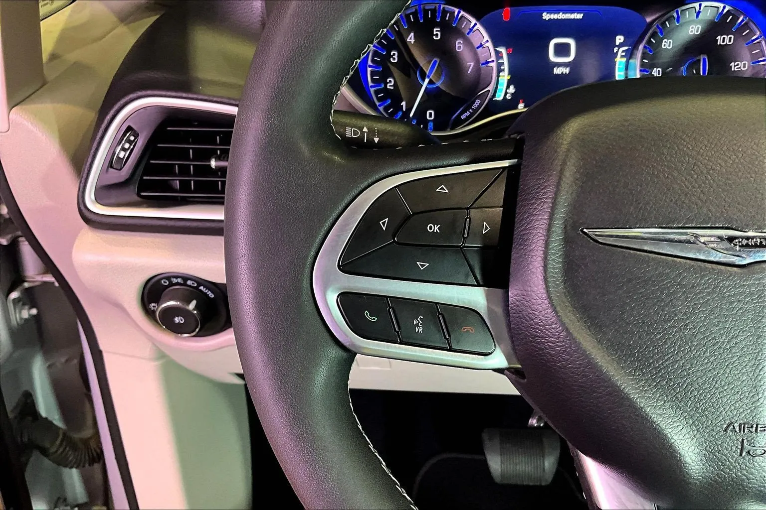 Chrysler Pacifica photo 12