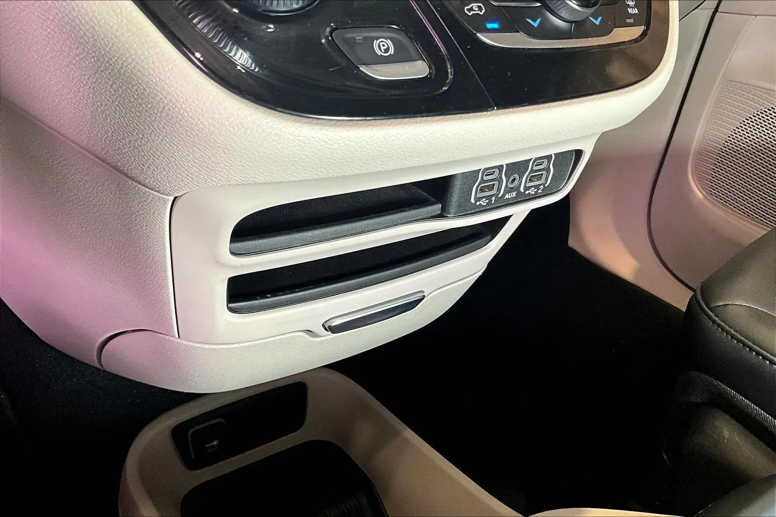 Chrysler Pacifica photo 16