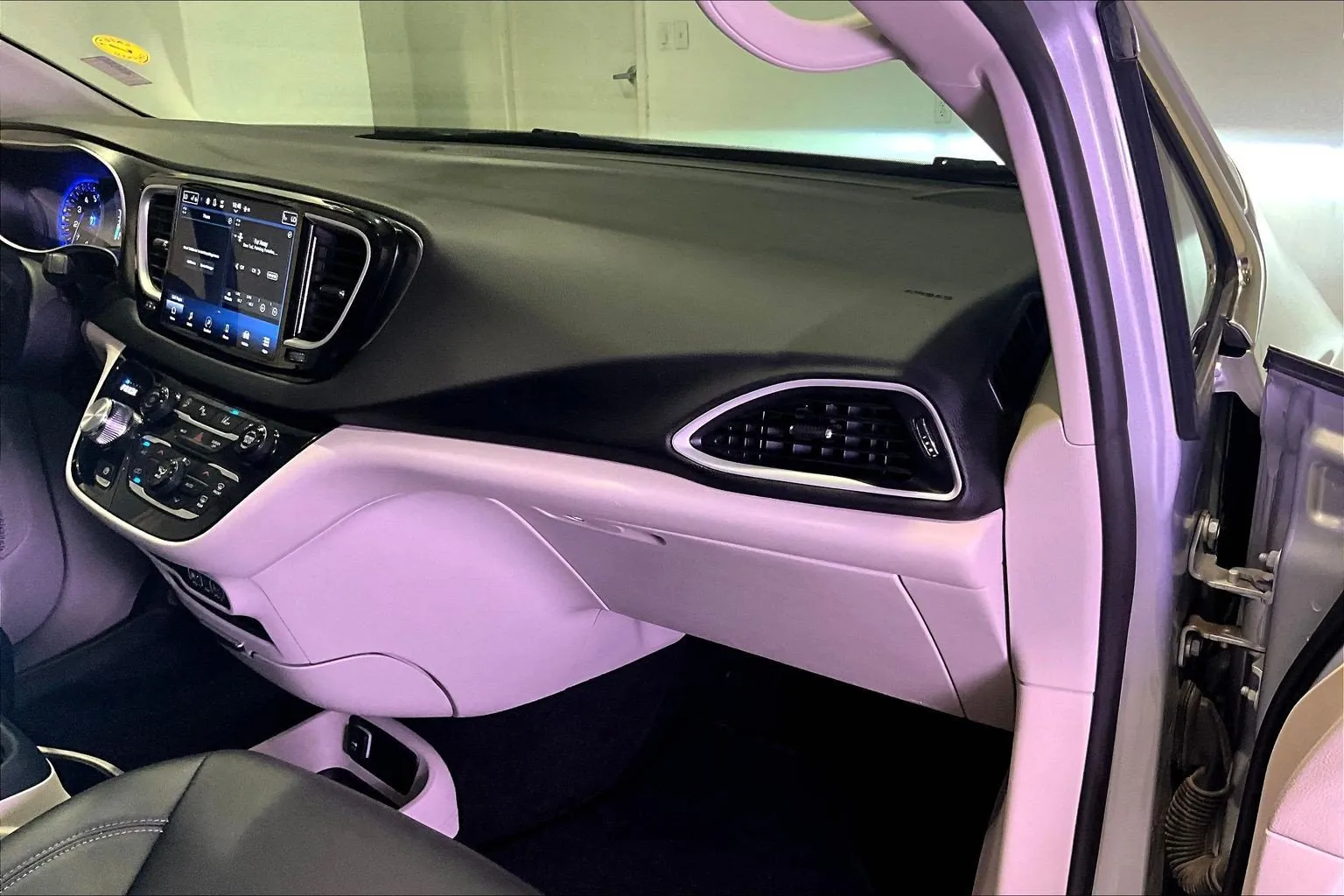 Chrysler Pacifica photo 27