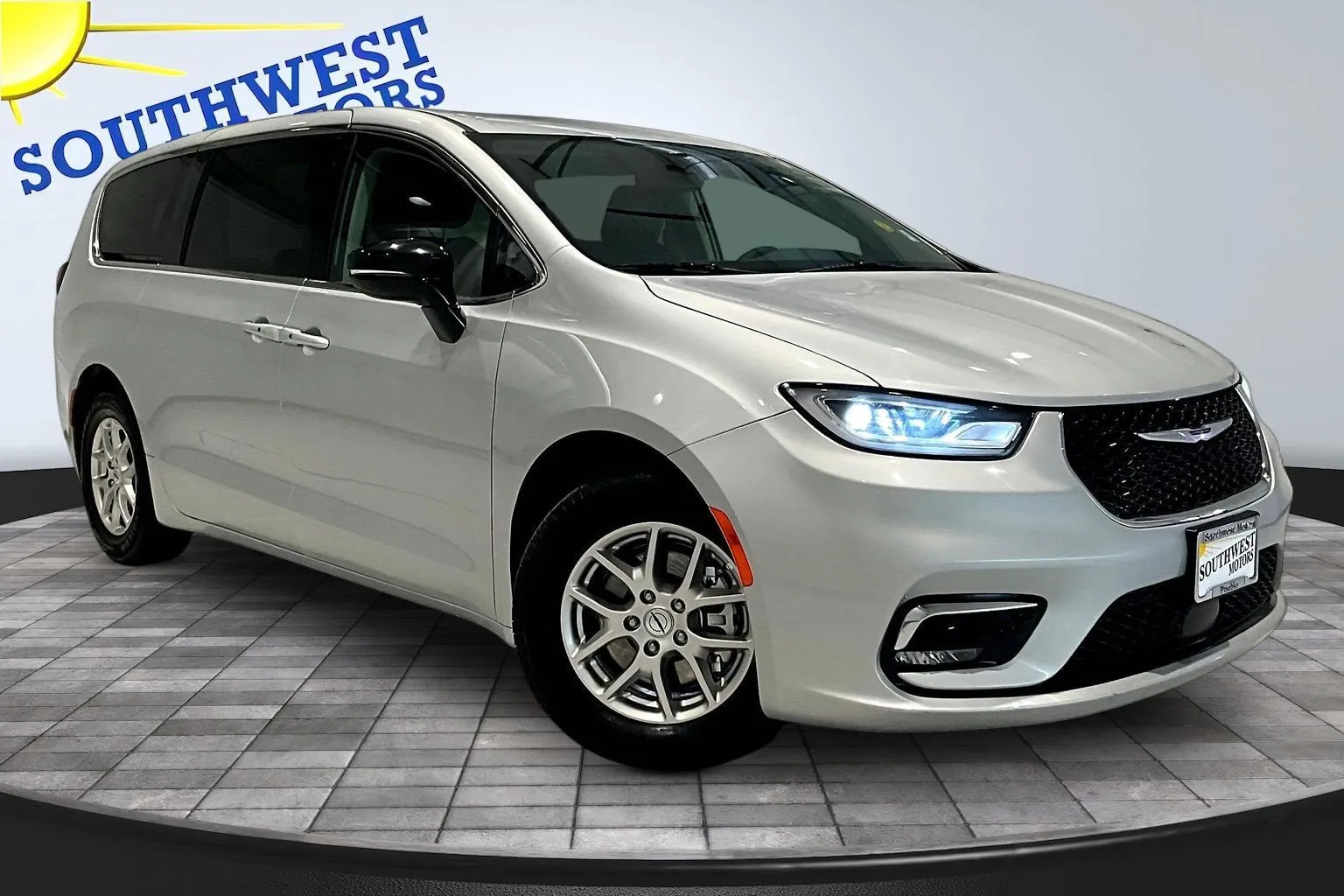 Chrysler Pacifica photo 3