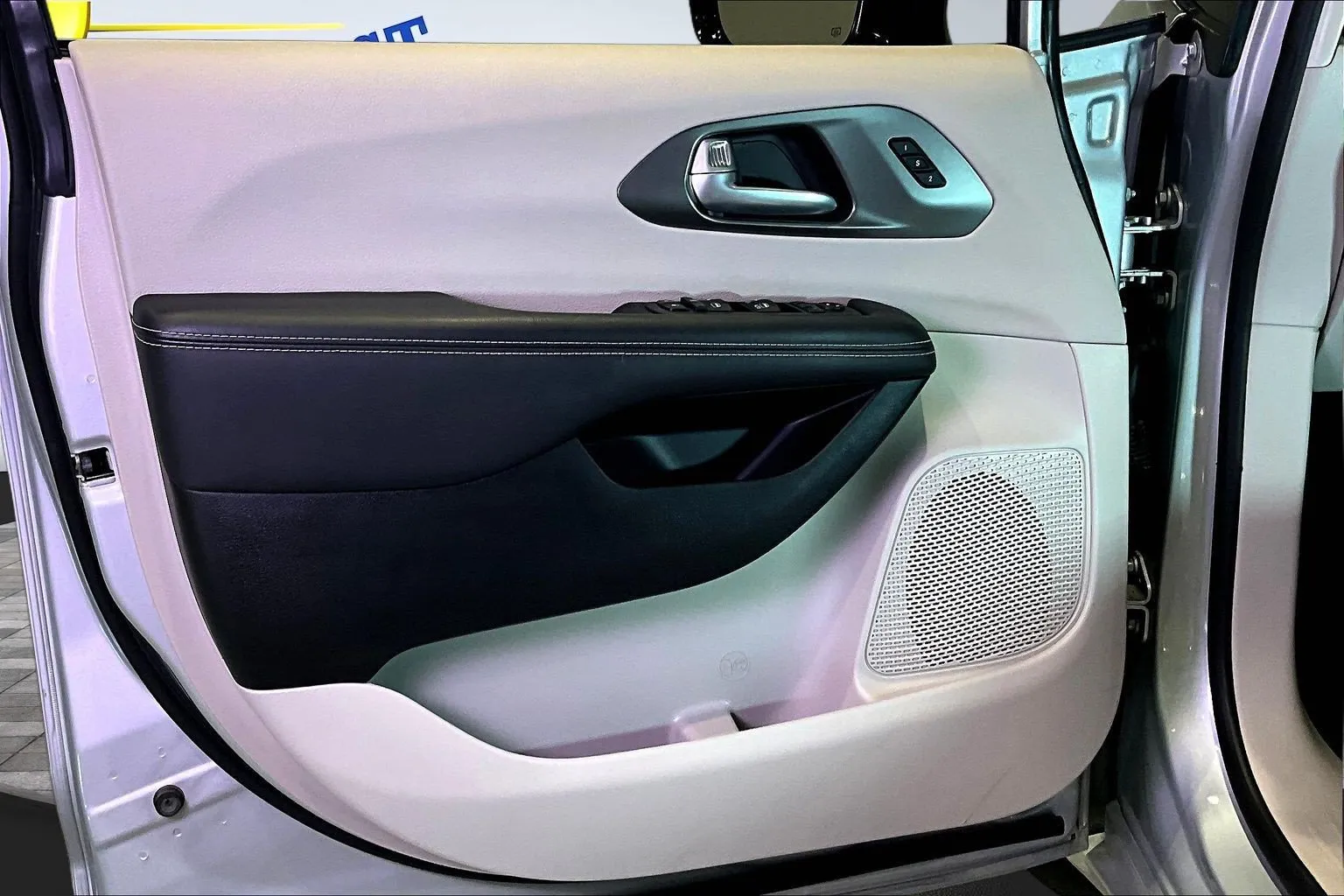 Chrysler Pacifica photo 21