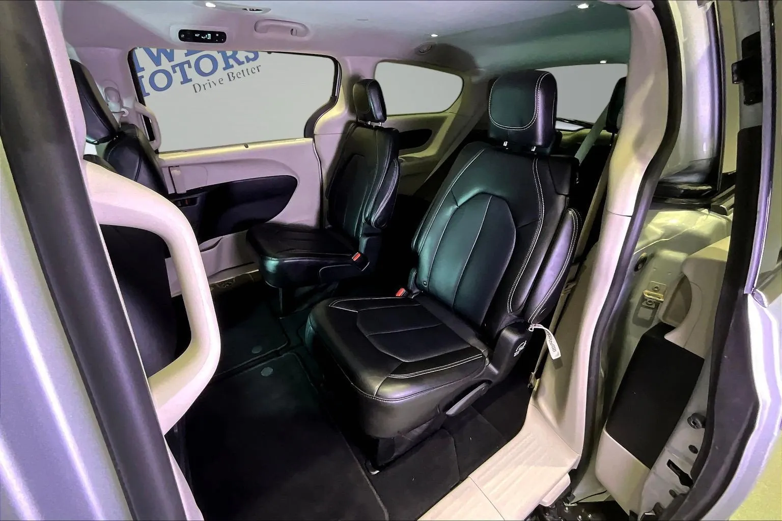 Chrysler Pacifica photo 23