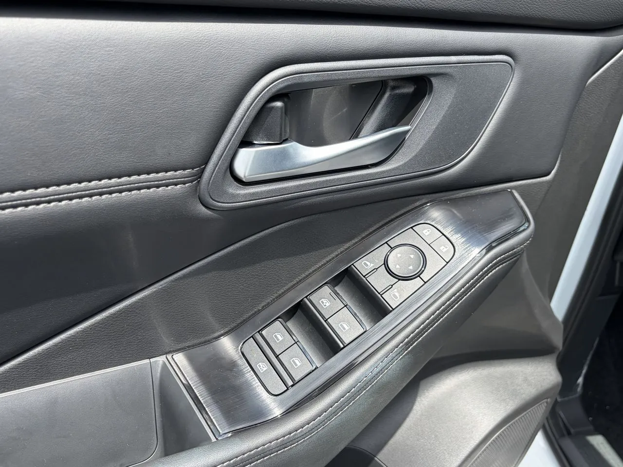 2026 Nissan Rogue Dark Armor - Photo 15