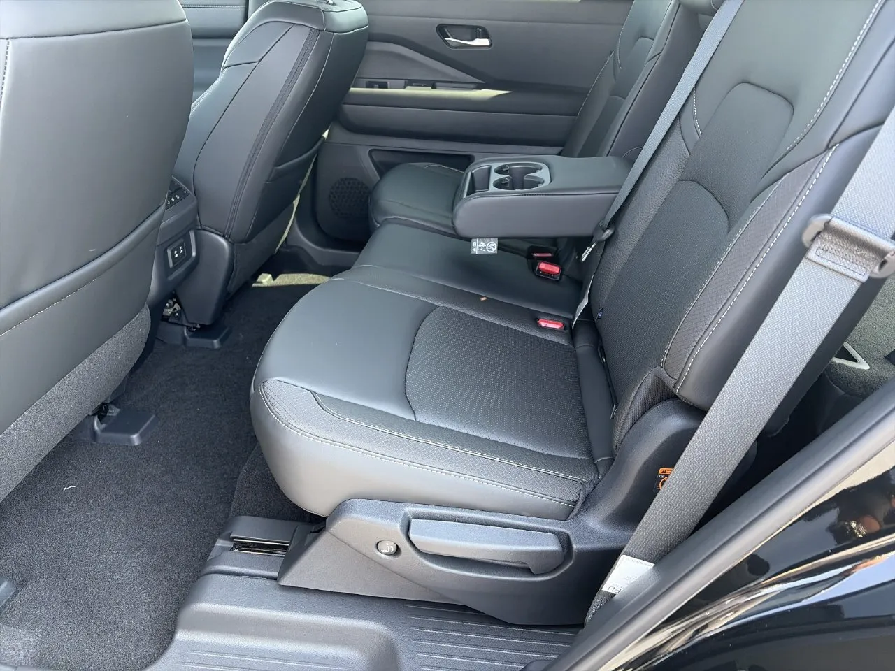 2026 Nissan Pathfinder SL - Photo 17