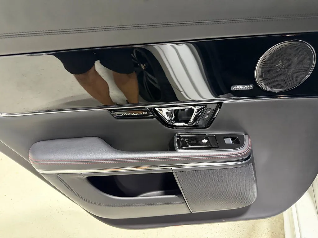 2016 Jaguar XJ R - Photo 36