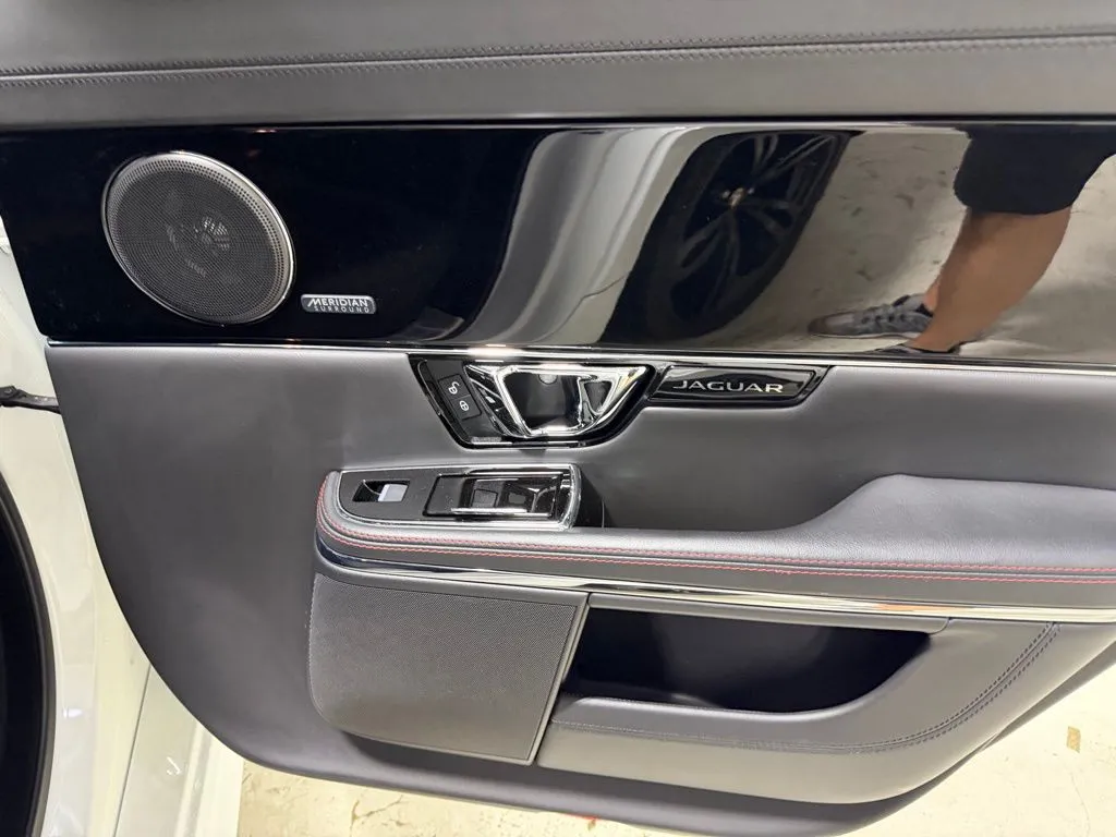 2016 Jaguar XJ R - Photo 39
