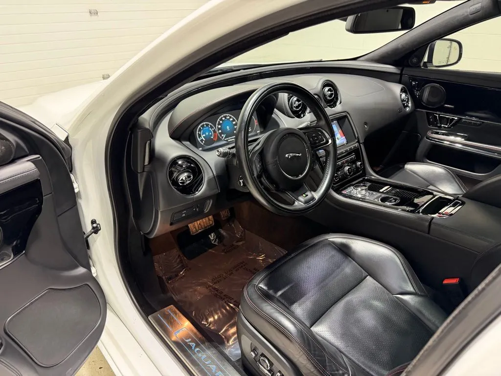 2016 Jaguar XJ R - Photo 10