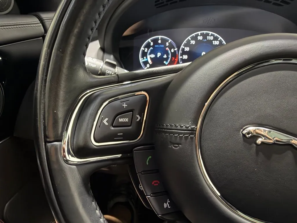 2016 Jaguar XJ R - Photo 12