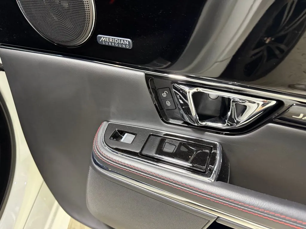 2016 Jaguar XJ R - Photo 40