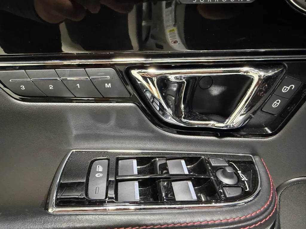 2016 Jaguar XJ R - Photo 29