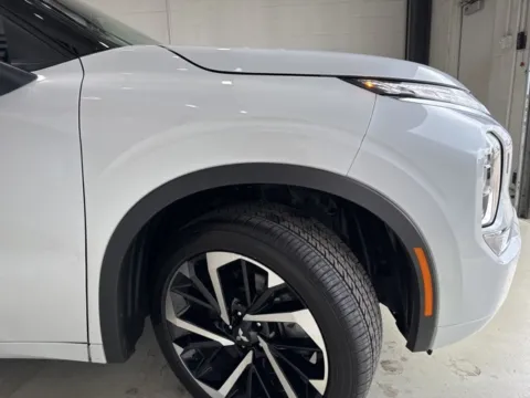 More photos of 2023 Mitsubishi Outlander SEL Black Edition at Fishers Imports - North East, IN
