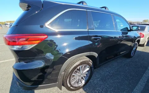 More photos of 2019 Toyota Highlander XLE at Sullivan Auto Trading Fredericksburg, VA