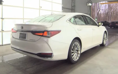 More photos of 2020 Lexus ES 300h Luxury at Sullivan Auto Trading Fredericksburg, VA