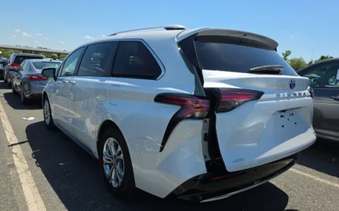 More photos of 2022 Toyota Sienna Platinum at Sullivan Auto Trading Fredericksburg, VA