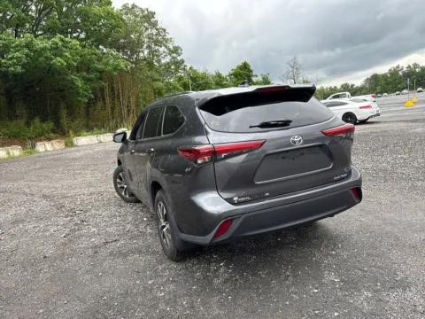 More photos of 2021 Toyota Highlander XLE at Sullivan Auto Trading Fredericksburg, VA