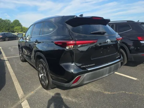 More photos of 2020 Toyota Highlander XLE at Sullivan Auto Trading Fredericksburg, VA