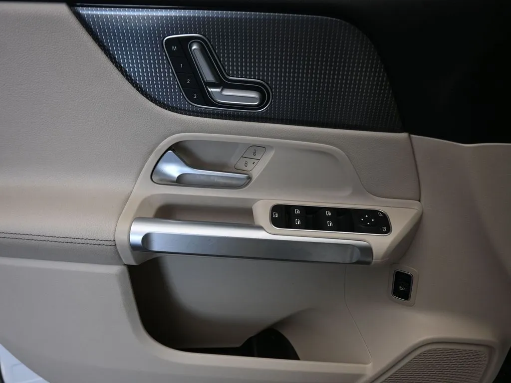 2020 Mercedes Benz GLB 250 photo 3